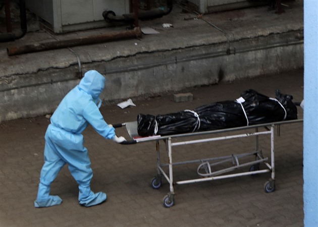 Dva pacienti na lůžku a mrtví vedle živých. Koronavirus v Indii neustává