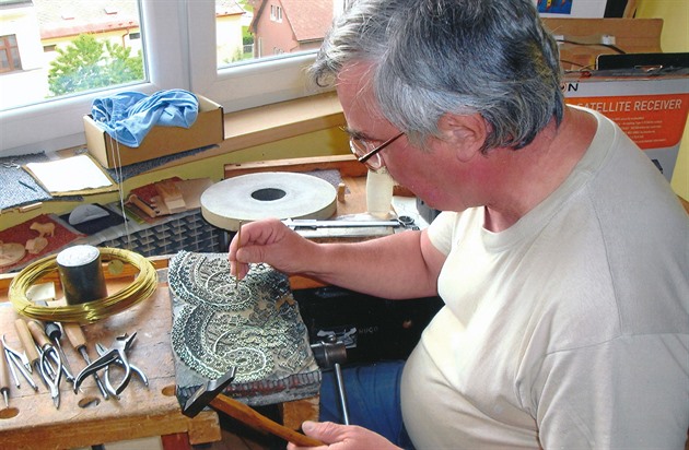 Jaroslav Plucha ze Dvora Králové nad Labem vyrábí tiskaské formy na modrotisk.