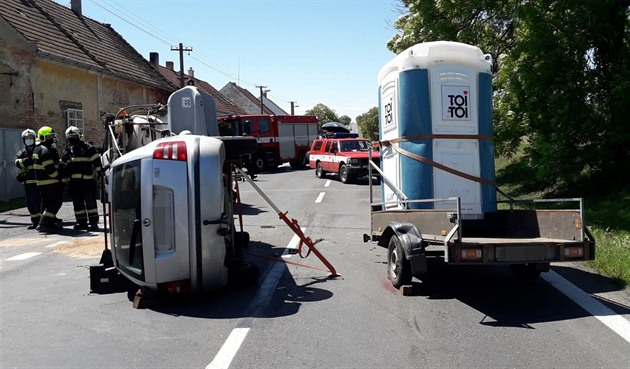 Nehoda dvou vozidel se v pátek dopoledne stala na Kladensku v obci lapanice....