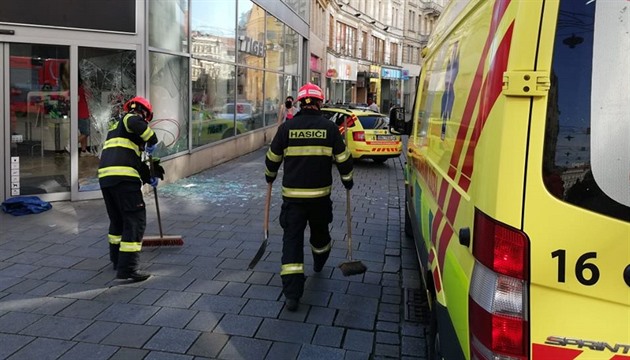 Dodávka na Masarykov ulici v Brn pimákla enu na výlohu, z ní se vysypalo...