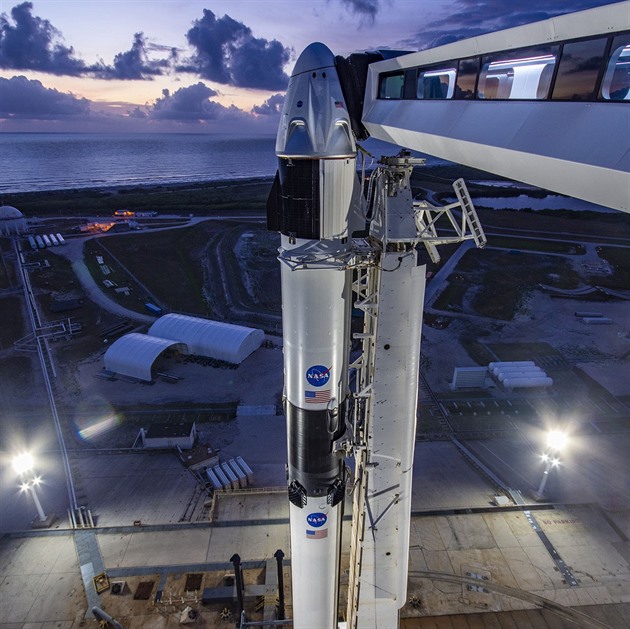 Počasí zhatilo první pokus o let soukromé lodi firmy SpaceX s posádkou