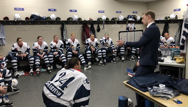 Páni, proč se všude kouří? Český čahoun koučuje ženy v Číně a stal se atrakcí