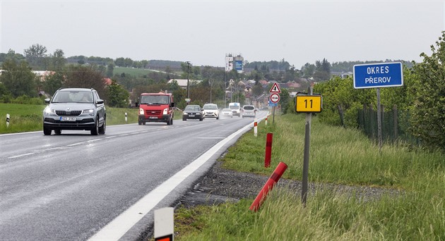 Pohled na úsek silnice I/55 u obce Kokory na pomezí Olomoucka a Perovska,...