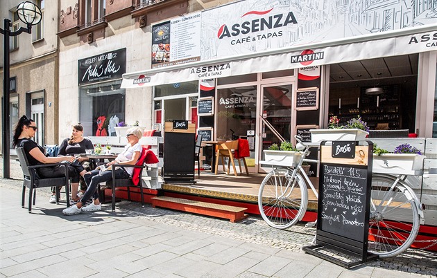 Po koronavirové pauze se zase otevely zahrádky hradeckých restaurací (11. 5....