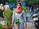 rnsk ena s ochrannou roukou v centru Tehernu (25. kvtna 2020)