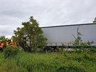 Kamion vyjel ze silnice a skonil v poli. (25. kvtna 2020)