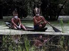 Braziltí indiáni z etnika Sateré-Mawé v roukách (5. kvtna 2020)