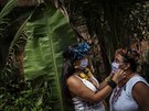 Braziltí indiáni z etnika Satere Mawe v roukách (13. kvtna 2020)