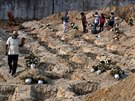 Nové hroby pipravené pro obti koronaviru v mexickém Acapulcu (26. kvtna 2020)