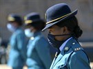 Policistky v roukách se úastní státního pohbu zimbabwského hrdiny Absaloma...