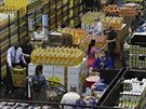 Lidé nakupují zásoby potravin v supermarketu v libanonském Bejrútu. (13. kvtna...