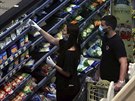 Lidé nakupují zásoby potravin v supermarketu v libanonském Bejrútu. (13. kvtna...
