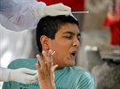 Indický chlapec pi odebírání vzork na testování na nákazu koronavirem ve...