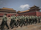 Jednotka voják z ínské lidové armády pochoduje Zakázaným mstem v Pekingu....