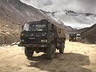 Nákladní automobily indické armády poblí jezera Pangong v Ladaku