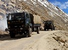 Nákladní automobily indické armády nedaleko hranic s ínou
