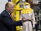 Americký prezident Donald Trump na návtv michiganské továrny automobilky...