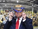 Americký prezident Donald Trump na návtv michiganské továrny automobilky...