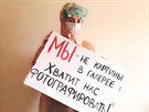 Zdravotní sestra z nemocnice ve mst Tula s transparentem, na kterém ádá...