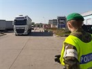 Policist kontroluj idie na esko-slovensk hranici.