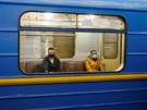 Cestující s roukami v ukrajinském metru. (25. kvtna 2020)