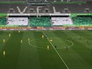 Úvodní výkop bundesligového utkání Wolfsburg - Dortmund.