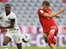 Thomas Müller z Bayernu Mnichov napahuje ke gólové stele proti Frankfurtu.