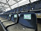 Jména fanouk na prázdných sedakách jabloneckého stadionu.