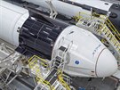 Spojování rakety Falcon 9 a lodi Crew Dragon