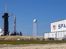 Raketa Falcon 9 na ramp 39A u hangáru SpaceX