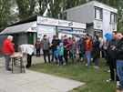 Lidé podepisují v areálu SK Baník Modlany petici proti výstavb hal za vesnicí...