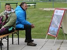 Setkání oban v areálu SK Baník Modlany petici proti výstavb hal za vesnicí...