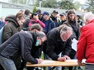 Lid podepisuj v arelu SK Bank Modlany petici proti vstavb hal za vesnic...