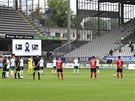 Fotbalisté Freiburgu a Brém drí minutu ticha za obti koronaviru.