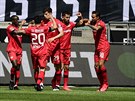 Fotbalisté Leverkusenu slaví gól Kaie Havertze (tetí zleva) v utkání proti...