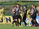 Fotbalisté Hradce Králové slaví gól v utkání proti Varnsdorfu.