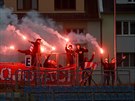 Fanouci Brna fandí svému týmu za plotem stadionu v Ústí nad Labem.