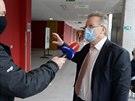 Bývalý radní Jesenice Martin Lang hovoí s novinái na chodb praského...