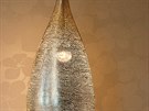 Tepané lampy Zenza, osvtlující lonici, pocházejí z Holandska.