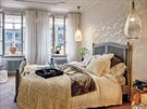 Romantickou atmosféru lonici dodává devná postel ve stylu Provence, lnné...