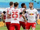 Fotbalisté Lipska oslavují gól Lukase Klostermanna (vlevo). Radují se i Timo...