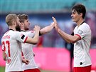 Patrik Schick (vpravo) slaví svj gól s lipskými spoluhrái Konradem Laimerem...