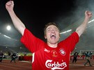 Vladimír micer slaví triumf Liverpoolu v Lize mistr v roce 2005.