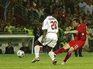 Vladimír micer z Liverpoolu (vpravo) skóruje ve finále Ligy mistr v roce 2005...
