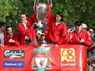 Triumfální jízda Liverpoolu po triumfu v Lize mistr v roce 2005: vlevo u...