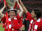 Vladimír micer slaví triumf Liverpoolu v Lize mistr v roce 2005, vpravo je...