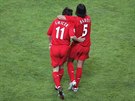 Vladimír micer a Milan Baro slaví triumf Liverpoolu v Lize mistr v roce 2005.