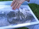 Alena Pospilov, kronikka obce Liboovice, ukazuje na fotografich padlou...