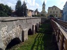 Ptiobloukový silniní most pes Bezdkovský potok v Blé nad Radbuzou byl...