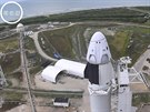 Lo Crew Dragon s posádkou na vrcholu rakety Falcon 9 jen desítky minut ped...